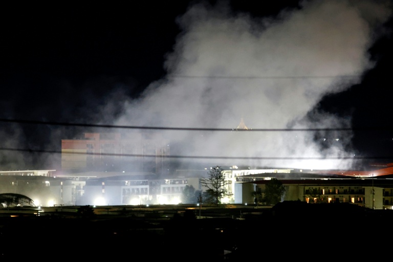 De la fumée au-dessus de bâtiments après une explosion au complexe de KK Park, dans l'est de la Birmanie, vue depuis le district de Mae Sot, dans la province de Tak en Thaïlande, le 24 octobre 2025