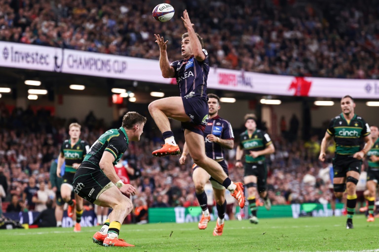 L'ailier de l'UBB Damian Penaud attrape un ballon en l'air face à Northampton, en finale de Champions Cup, à Cardiff, le 24 mai 2025