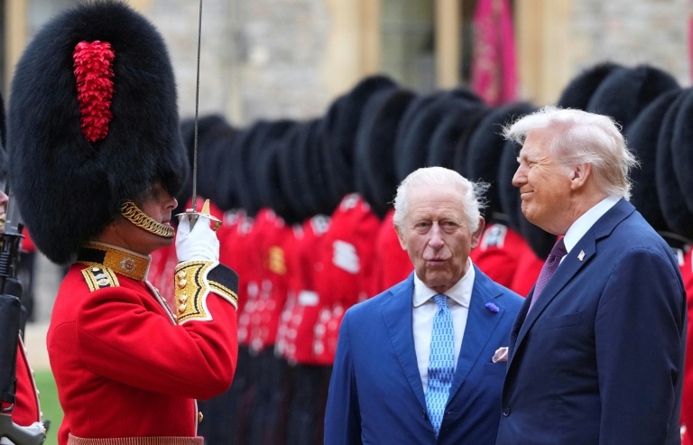 Le président américain Donald Trump (d) et le roi Charles III passent en revue la Garde d'honneur au château de Windsor, lors de la deuxième visite d'Etat du président américain, le 17 septembre 2025 à Windsor