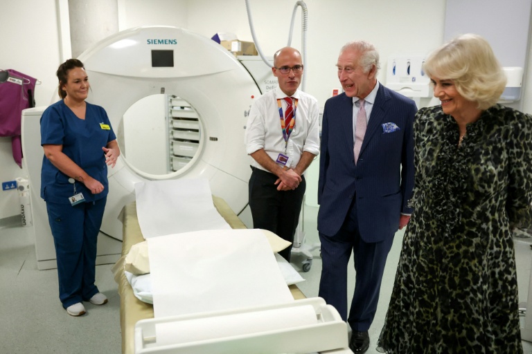 Le roi Charles III (2e d)et la reine Camilla visitent le Macmillan Cancer Centre de l'University College Hospital à Londres, le 30 avril 2024