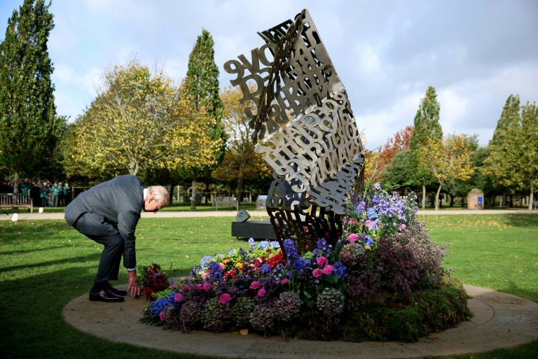 Le roi Charles inaugure le nouvau monument dédié aux soldats au National Memorial Arboretum à Alrewas, dans le Staffordshire, centre de l'Angleterre, le 27 octobre 2025.