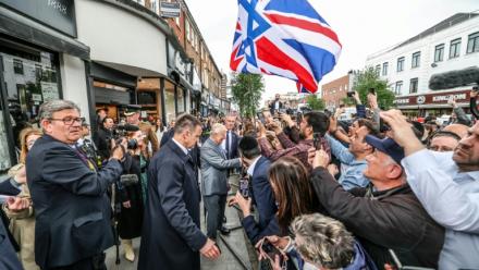 Le roi Charles III salue des habitants du quartier de Golders Green, le 14 mai 2026 à Londres