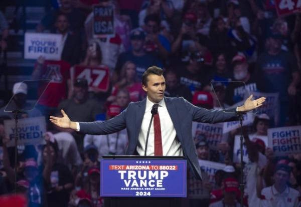 Charlie Kirk lors d'un meeting de campagne de Donald Trump à Glendale, en Arizona, le 23 août 2024