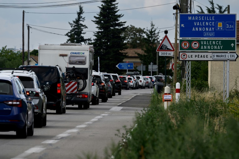 Des automobilistes le long de nationale 7, près de la commune du Péage-de-Roussillon, en Isère, le 2 août 2025 