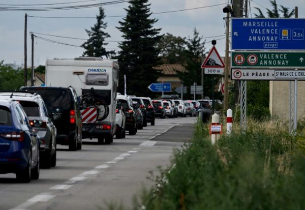 Des automobilistes le long de nationale 7, près de la commune du Péage-de-Roussillon, en Isère, le 2 août 2025 