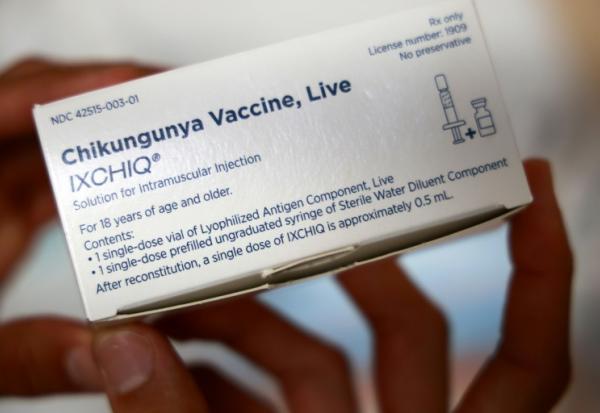 Les autorités sanitaires viennent de retirer "sans délai" les plus de 65 ans de la campagne de vaccination contre le chikungunya avec le vaccin Ixchiq à La Réunion et Mayotte 