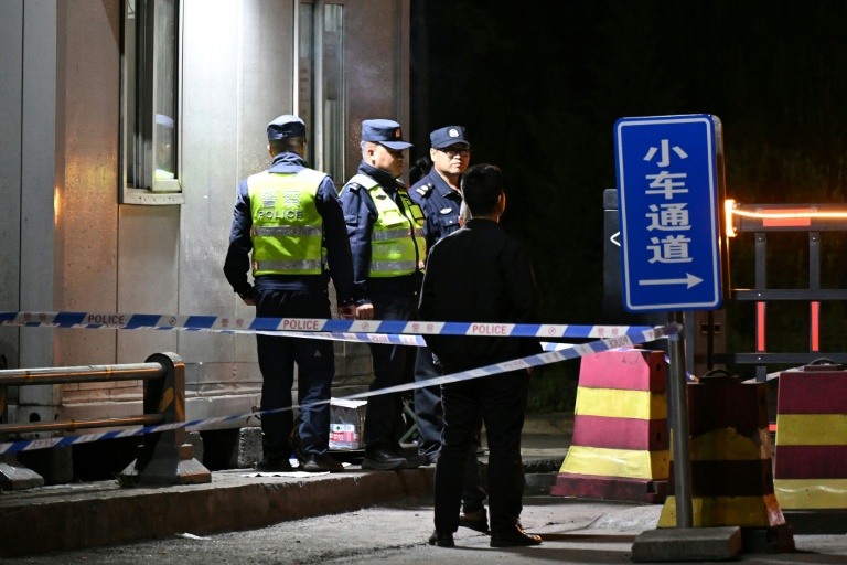 Des agents de sécurité devant l'entrée de la mine de charbon de Liushenyu, dans le nord-est de la Chine, le 23 mai 2026
