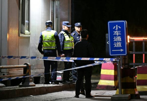 Des agents de sécurité devant l'entrée de la mine de charbon de Liushenyu, dans le nord-est de la Chine, le 23 mai 2026