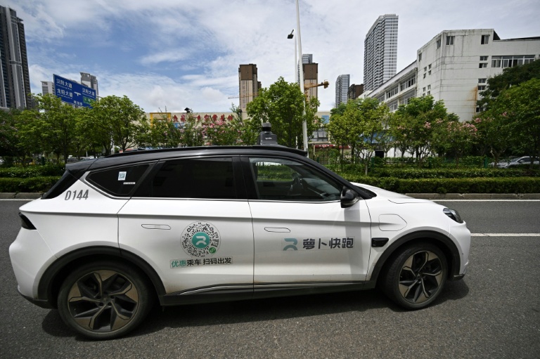 Plusieurs robotaxis autonomes Apollo Go appartenant au géant chinois de l'internet Baidu se sont immobilisés avec leurs passagers au milieu de la route dans le secteur de Wuhan (centre)