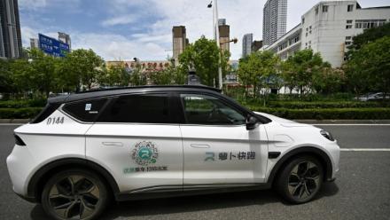 Plusieurs robotaxis autonomes Apollo Go appartenant au géant chinois de l'internet Baidu se sont immobilisés avec leurs passagers au milieu de la route dans le secteur de Wuhan (centre)