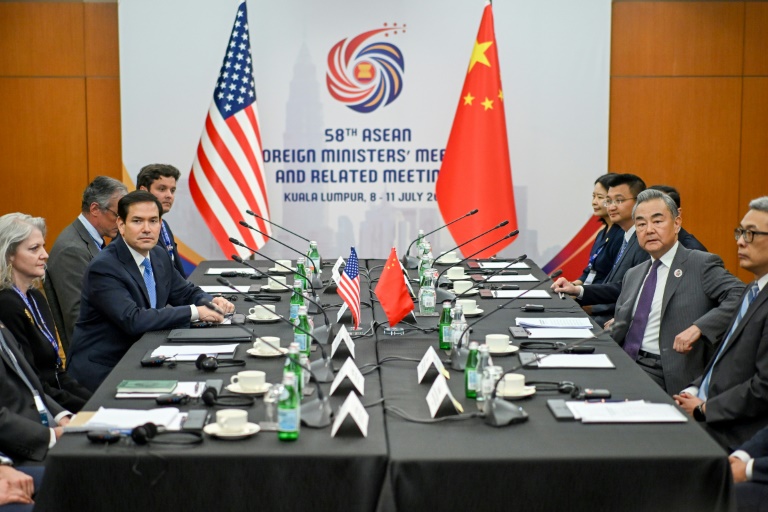 Le secrétaire d'État américain Marco Rubio (2e g) et le ministre chinois des Affaires étrangères Wang Yi (2e d) lors d'une rencontre en marge de la 58e réunion des ministres des Affaires étrangères de l'Asean à Kuala Lumpur, le 11 juillet 2025 en Malaisie