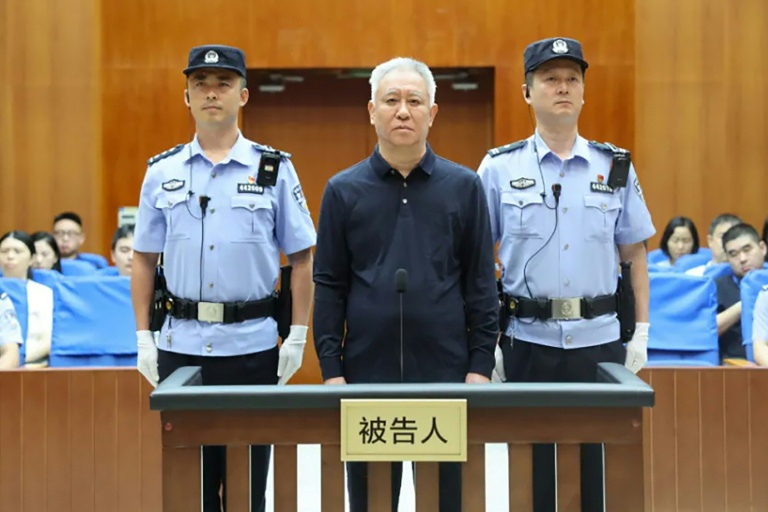 Photo fournie par le Tribunal populaire intermédiaire de Shenzhen, le 20 août 2026, montrant le fondateur d'Evergrande, Xu Jiayin (c), lors d'un procès à Shenzhen, dans la province du Guangdong, dans le sud de la Chine