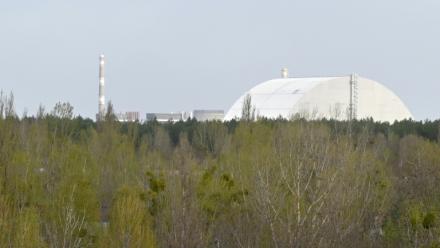 L'enceinte de confinement recouvrant le réacteur accidenté de la centrale nucléaire de Tchernobyl, vu depuis la ville fantôme de Pripyat, le 23 avril 2026, près de 40 ans après la catastrophe