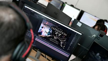 Un concepteur travaille sur le nouveau jeu vidéo "Clair Obscur, Expedition 33" au siège du studio Sandfall Interactive, le 10 avril 2025 à Montpellier, dans l'Hérault