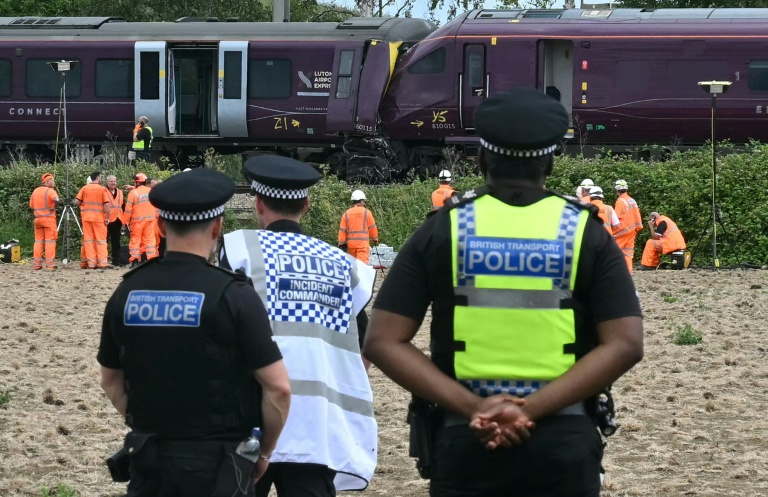 Des agents de la police des transports britannique et des enquêteurs sur le site d'une collision entre deux trains de la compagnie East Midlands Railway (EMR) survenue la veille, le 20 juin 2026 au sud de Bedford, dans le centre de l'Angleterre 