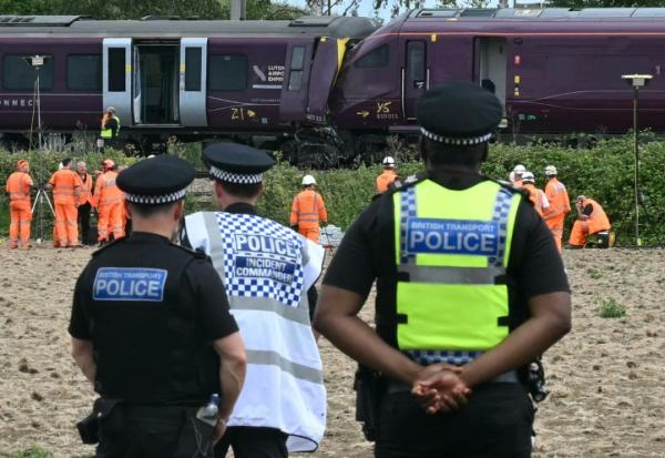 Des agents de la police des transports britannique et des enquêteurs sur le site d'une collision entre deux trains de la compagnie East Midlands Railway (EMR) survenue la veille, le 20 juin 2026 au sud de Bedford, dans le centre de l'Angleterre 