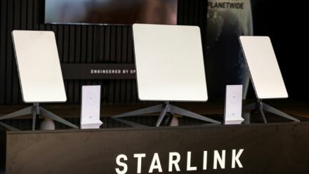 Des antennes satellites Starlink exposées au salon international de l'électronique grand public, le 31 août 2023 à Berlin