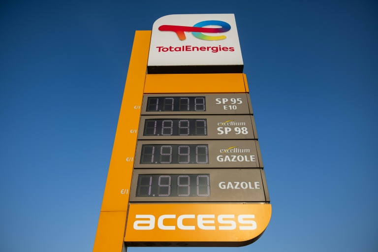 Un panneau affiche les prix de l'E10, du SP98, du diesel Suprême et du diesel dans une station-service TotalEnergies à Saint-Léonard, dans le Pas-de-Calais,  le 9 mars 2026