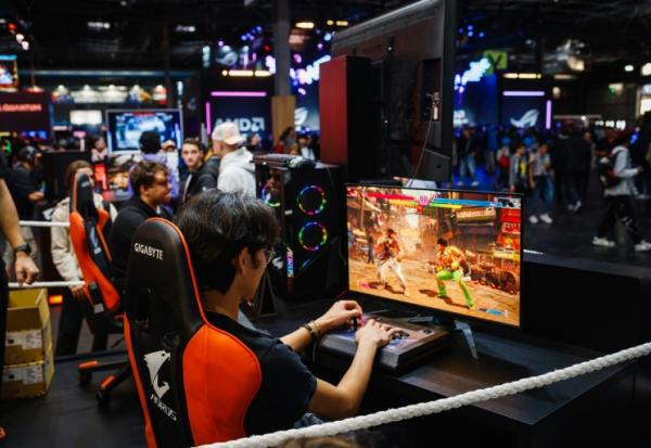Un visiteur joue au jeu vidéo "Street Fighter 6" de l'éditeur Capcom lors de la Paris Games Week le 23 octobre 2024 à Paris