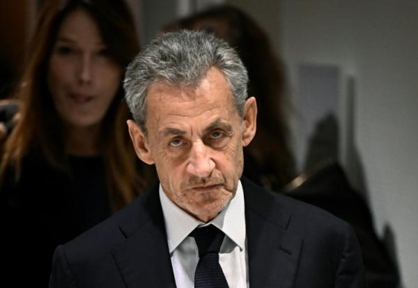 L'ancien président Nicolas Sarkozy, accompagné de son épouse Carla Bruni, quitte le tribunal de Paris après le verdict du procès libyen pour financement illégal de sa campagne de 2007, le 25 septembre 2025