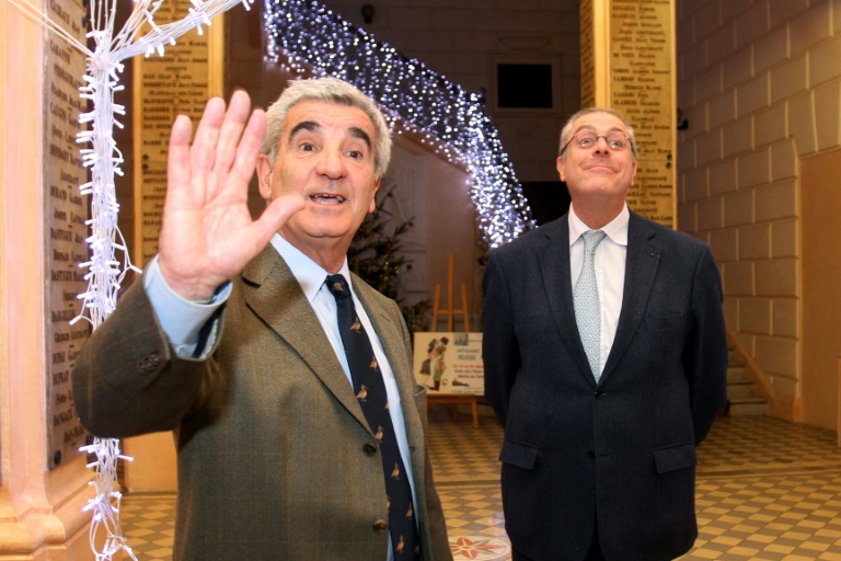 Le maire LR de Tarbes, Gérard Trémège (à gauche), à la mairie de la ville le 18 décembre 2013