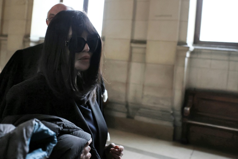 L'actrice Isabelle Adjani arrive pour son procès en appel pour fraude fiscale et blanchiment d'argent au Palais de Justice de Paris, le 1er avril 2026