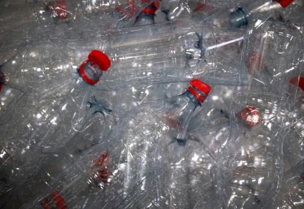 Industriels, élus, distributeurs et ONG ont discuté des modalités de mise en œuvre du plan plastique du gouvernement et de sa mesure la plus controversée, la consigne de la bouteille plastique pour recyclage