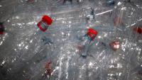 Industriels, élus, distributeurs et ONG ont discuté des modalités de mise en œuvre du plan plastique du gouvernement et de sa mesure la plus controversée, la consigne de la bouteille plastique pour recyclage
