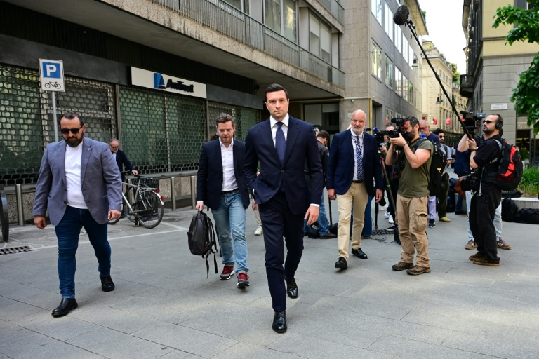 Le président Rassemblement National (RN) Jordan Bardella quitte un point presse en marge d'un meeting organisé par Les 