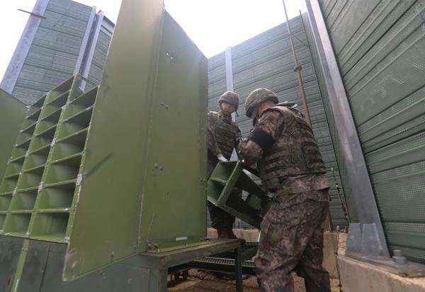 Image fournie par le ministère de la Défense sud-coréen le 4 août 2025 de soldats démontant les haut-parleurs situés à la frontière avec la Corée du Nord