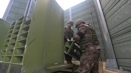 Image fournie par le ministère de la Défense sud-coréen le 4 août 2025 de soldats démontant les haut-parleurs situés à la frontière avec la Corée du Nord