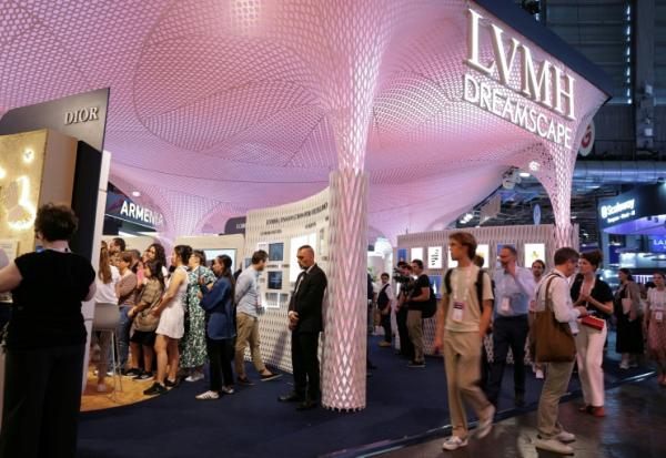 Des visiteurs devant le stand LVMH Dreamscape, au salon VivaTech à Paris, le 12 juin 2025