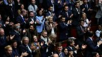 La présidente du groupe Rassemblement national à l'Assemblée nationale, Marine Le Pen, applaudit avec d'autres membres du RN durant l'examen des textes de ce parti le 30 octobre 2025 à Paris