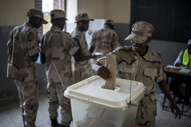 Un membre des forces de sécurité vote, le 28 octobre 2025 à Stone Town en Tanzanie