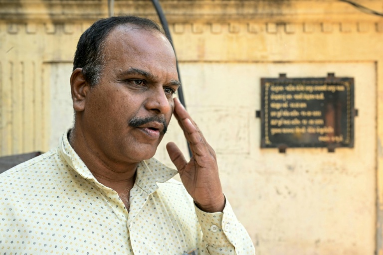Kiritsinh Chavda, qui a perdu son frère et sa belle-sœur dans le crash du vol 171 d'Air India, lors d'un entretien avec l'AFP à Ahmedabad, le 11 novembre 2025 en Inde