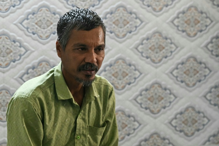 Suresh Patni, père d'Akash Patni, victime du crash du vol 171 d'Air India, lors d'une interview avec l'AFP à son domicile à Ahmedabad, le 8 novembre 2025 en Inde