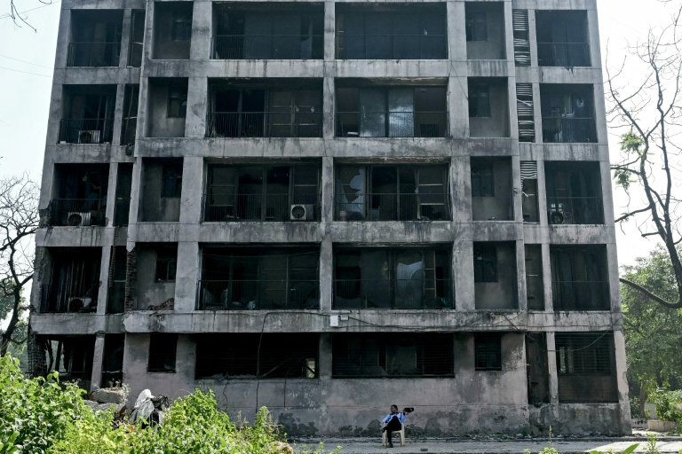 Un bâtiment calciné sur le site de l'accident du vol 171 d'Air India qui s'est écrasé dans une zone résidentielle près de l'aéroport, le 12 juin 2025 à Ahmedabad, en Inde