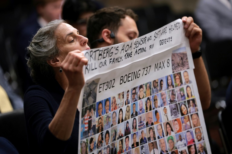 Des familles de victimes du crash du Boeing 737 MAX 8 d'Ethiopian Airlines manifestent alors que le PDG de Boeing s'apprête à témoigner devant la commission sénatoriale du commerce, des sciences et des transports, le 2 avril 2025 à Washington