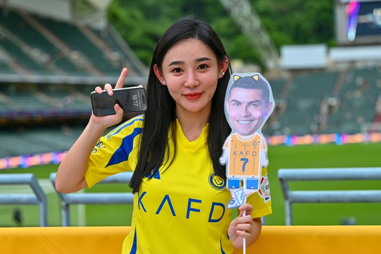 Cristiano Ronaldo montre une marionnette à l'effigie de son idole au stade de Hong Kong le 19 août 2025