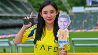 Cristiano Ronaldo montre une marionnette à l'effigie de son idole au stade de Hong Kong le 19 août 2025