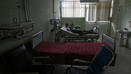 Une femme s'occupe de son fils à l'hôpital cardio-pédiatrique William Soler, l'un des bénéficiaires de l'aide humanitaire acheminée à Cuba depuis le Mexique par la flottille Nuestra America, le 24 mars 2026 à La Havane