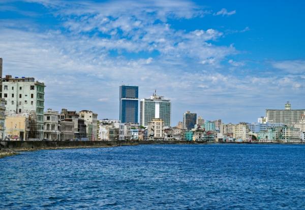 Le front de mer de La Havane avec en arrière-plan l'hôtel Iberostar Selection (c,g) et l'hôtel Melia Habana Libre (c,d), le 2 juin 2026 à Cuba