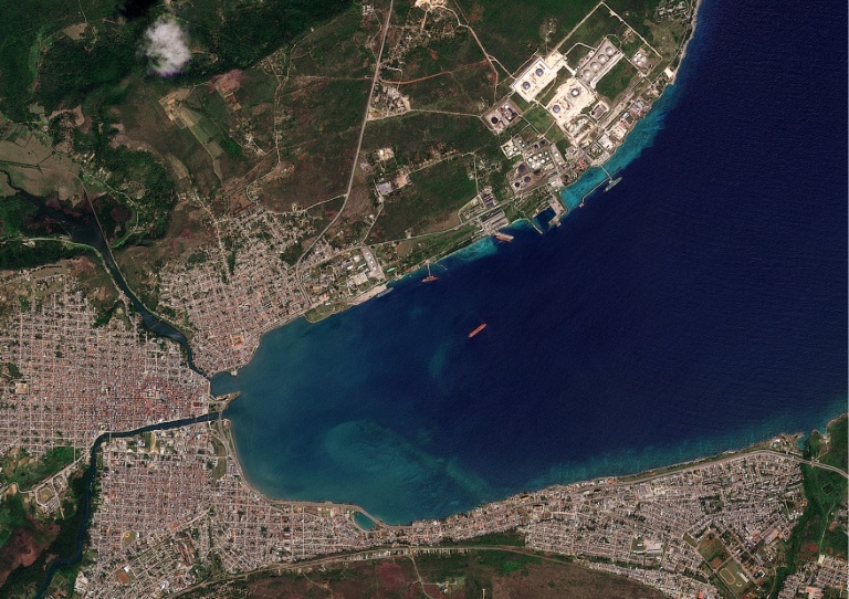 Cette image satellite fournie, prise en 2026 par Planet Labs PBC, montre une vue aérienne de Matanzas ainsi que de son port et de son terminal pétrolier (en haut), à l'entrée de la baie de Matanzas, dans le nord-ouest de Cuba, le 22 mars 2026