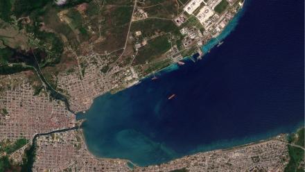 Cette image satellite fournie, prise en 2026 par Planet Labs PBC, montre une vue aérienne de Matanzas ainsi que de son port et de son terminal pétrolier (en haut), à l'entrée de la baie de Matanzas, dans le nord-ouest de Cuba, le 22 mars 2026