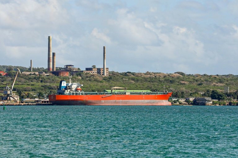 Photo montrant un pétrolier à la base de supertankers dans la zone industrielle du port de Matanzas, à Cuba, le 30 mars 2026