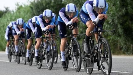 L'équipe cycliste Israel Tech lors d'un contre-la-montre, pendant le Tour d'Espagne, le 27 août 2025 à Figueres