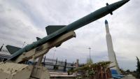 Des reproductions de missiles iraniens exposées devant le Musée de la Défense à Téhéran, le 31 mars 2026