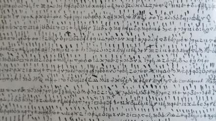 La reproduction d'une lettre de guerre codée remise à l'un des généraux de Napoléon, aux archives militaires du château de Vincennes, près de Paris, le 15 octobre 2026