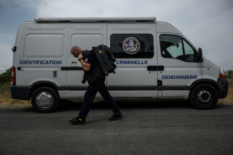 Le gendarme Emmanuel Guinard quitte sa camionnette d'identification criminelle pour se rendre dans une zone touchée par un récent incendie de forêt, à Luc-sur-Orbieu, près de Narbonne, le 19 août 2025 dans l'Aude