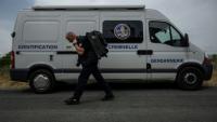 Le gendarme Emmanuel Guinard quitte sa camionnette d'identification criminelle pour se rendre dans une zone touchée par un récent incendie de forêt, à Luc-sur-Orbieu, près de Narbonne, le 19 août 2025 dans l'Aude